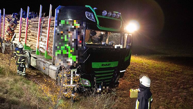 Ein Lkw, der mit Holzstämmen beladen war, durchbrach am Samstagabend im Kreis Fürth die Leiplanke. Foto: NEWS5 / Schmelzer