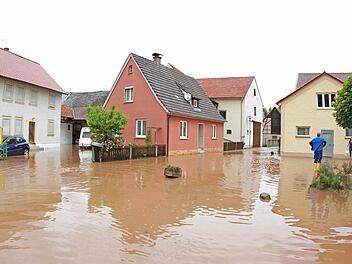 Gummistiefel mussten die Anwohner in der Au in Lauter im Juni vor drei Jahren anziehen, wenn sie ihre Häuser verließen. Starker Regen hatte die Straße überschwemmt. Fotos: News5/Herse