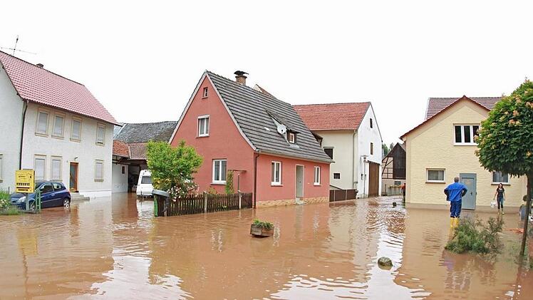 Gummistiefel mussten die Anwohner in der Au in Lauter im Juni vor drei Jahren anziehen, wenn sie ihre Häuser verließen. Starker Regen hatte die Straße überschwemmt. Fotos: News5/Herse