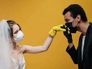 Partnersuche während Corona ist wie Essen von leeren Tellern. Oder nicht? Wer die Gewinner und Verlierer der Krise sind und wo sich Singles derzeit kennenlernen.