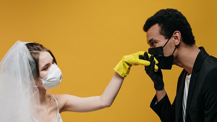 Partnersuche w&auml;hrend Corona ist wie Essen von leeren Tellern. Oder nicht? Wer die Gewinner und Verlierer der Krise sind und wo sich Singles derzeit kennenlernen.