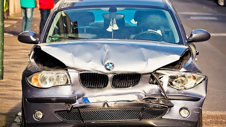 Mehrst&uuml;ndige Aufr&auml;umarbeiten nach Unfall im Kreis Hof