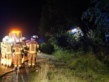 Unfall bei Starkregen: Auto fliegt von Straße in Waldstück und wird von Baum aufgespießt