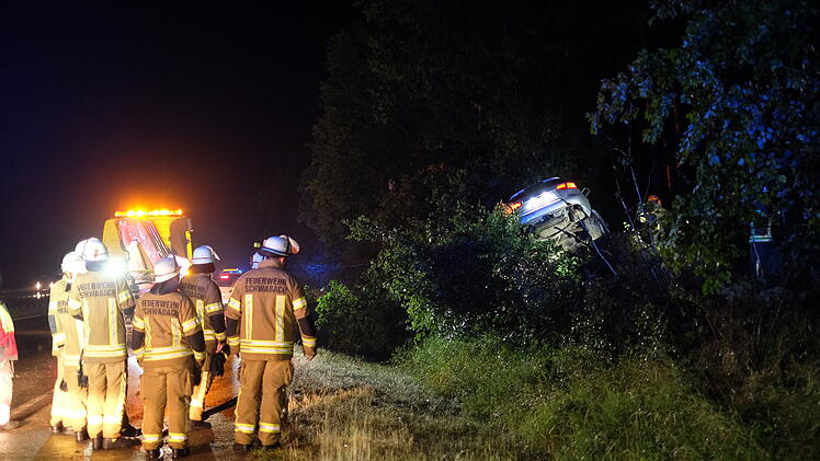 Unfall bei Starkregen: Auto fliegt von Straße in Waldstück und wird von Baum aufgespießt
