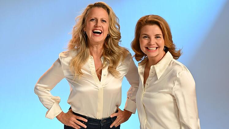 Annette Frier (rechts) mit Barbara Schöneberger. Auch sie "unterstützt" die Serie mit Gastauftritten.