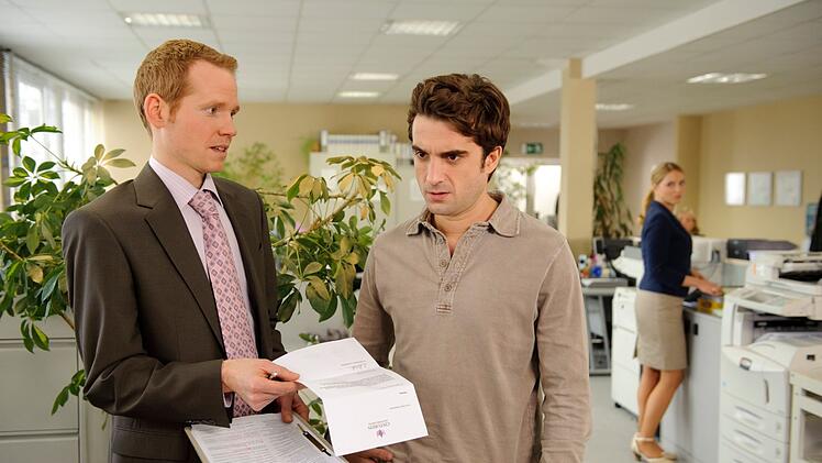 Mit seiner überkorrekten Art war Lars Lehnoff (Laurens Walter, links) nicht unbedingt der beliebteste Kollege in der Schadensregulierung.