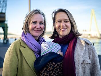 Um ihre eigene kleine Familie zu gr&uuml;nden, mussten Jasmin (rechts) und Lara zahlreiche H&uuml;rden &uuml;berwinden. In der "37&deg;"-Reportage "Meine ziemlich bunte Familie begleitet Filmemacherin Denise Jacobs sie ein Jahr lang.