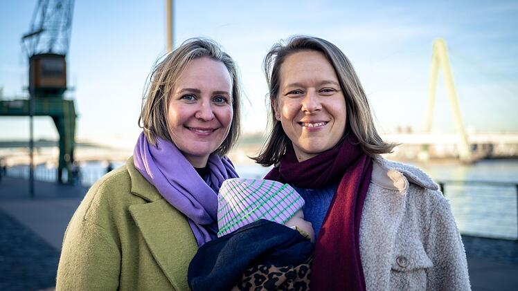 Um ihre eigene kleine Familie zu gr&uuml;nden, mussten Jasmin (rechts) und Lara zahlreiche H&uuml;rden &uuml;berwinden. In der "37&deg;"-Reportage "Meine ziemlich bunte Familie begleitet Filmemacherin Denise Jacobs sie ein Jahr lang.