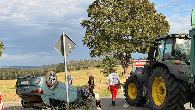 Fahranf&auml;nger interpretiert Blinker falsch und baut Unfall im Kreis Hof