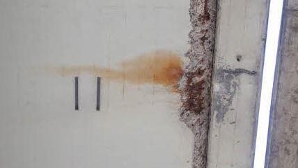 Auch von unten ist Rost sichtbar. Foto: Hendrik Steffens