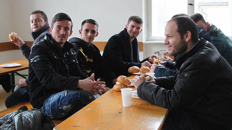 Junge Kosovaren bei der Brotzeit