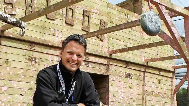 Betreiber Frank Sterrmann vor dem Saloon auf dem Paintball-Gelände. Foto: Thomas Mäuser