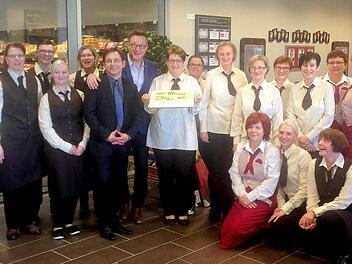 Das Team des Edeka-Marktes freut sich auf seine Kunden.
