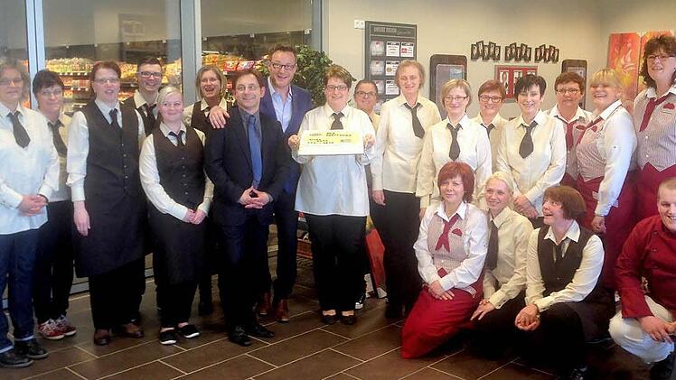 Das Team des Edeka-Marktes freut sich auf seine Kunden.