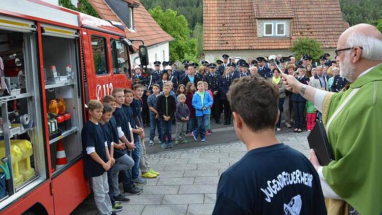 Im neuen Fahrzeug sind ein zusätzlicher Löschwassertank mit 600 Litern, eine Tragkraftspritze sowie vier Atemschutzgeräte integriert. Foto: Björn Hein