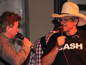 Lucky Herbert (links) und Bobby Beer (Gerald Vielwerth) hatten sich vor 30 Jahren bei ihrem ersten Kennenlernen vorgenommen, einmal gemeinsam auf der Bühne zu stehen. Beim Stadtfest war es soweit. Foto: Heike Beudert