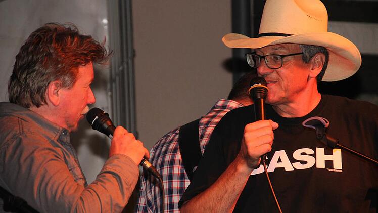 Lucky Herbert (links) und Bobby Beer (Gerald Vielwerth) hatten sich vor 30 Jahren bei ihrem ersten Kennenlernen vorgenommen, einmal gemeinsam auf der Bühne zu stehen. Beim Stadtfest war es soweit. Foto: Heike Beudert