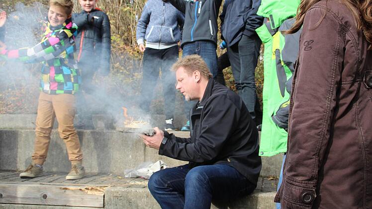 Bernhard Bischler zeigt, was man aus Katzengold und Feuerstein machen kann. Foto: Mariell Dörrschmidt