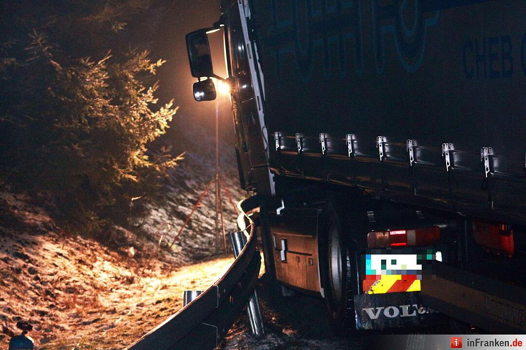 Drei Verletzte bei Unfall auf ploetzlich winterglatten Bundesstrasse