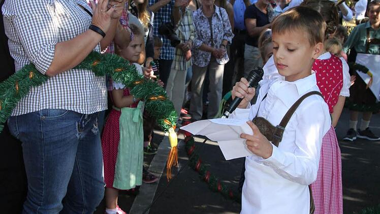 Jonathan Lormes traute sich, die Kerwa-Ansprache für die Lindenkinder zu halten und den Kerwa-Schlachtruf anzustimmen. Foto: Sonny Adam