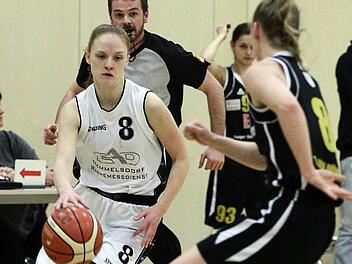 Annika Redeker (l.) ist wieder fit, das Regionalligateam des SC Kemmern kann auf sie bauen. Die M&uuml;nchnerin Verena Seligmann muss sie hier ziehen lassen. Foto: sportpress