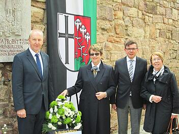Zur Gedenkfeier reisten auch die beiden Töchter von Maria Probst und gedachten ihrer Mutter mit Blumengrüßen, (v. l.) CSU-Ortsvorsitzender Detlef Heim, Stefanie Pfeiffer, Bürgermeister Armin Warmuth und Barbara Probst.  Fotos: Winfried Ehling
