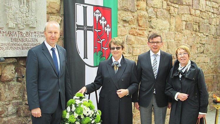 Zur Gedenkfeier reisten auch die beiden Töchter von Maria Probst und gedachten ihrer Mutter mit Blumengrüßen, (v. l.) CSU-Ortsvorsitzender Detlef Heim, Stefanie Pfeiffer, Bürgermeister Armin Warmuth und Barbara Probst.  Fotos: Winfried Ehling