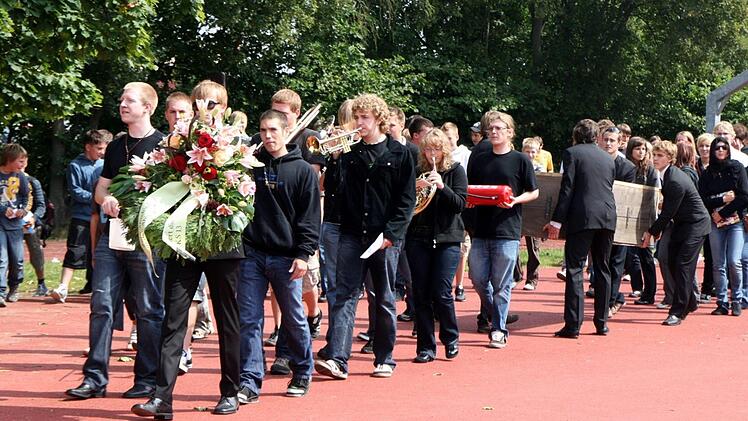 2009 wurde der Abischerz am Dientzenhofer-Gymnasium feierlich zu Grabe getragen. Foto: Bertram Wagner