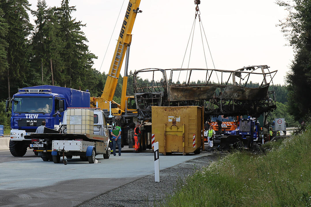 Busunglück Münchberg: Buswrack von A9 geborgen
