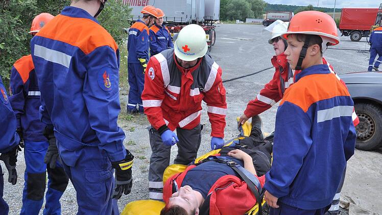Retten, löschen, bergen, schützen - voller Einsatz für die jungen Feuerwehrleute. Fünf verschiedene Aufgaben wurden ihnen bei der 24-Stunden-Übung gestellt. Foto: Daniel Wiener