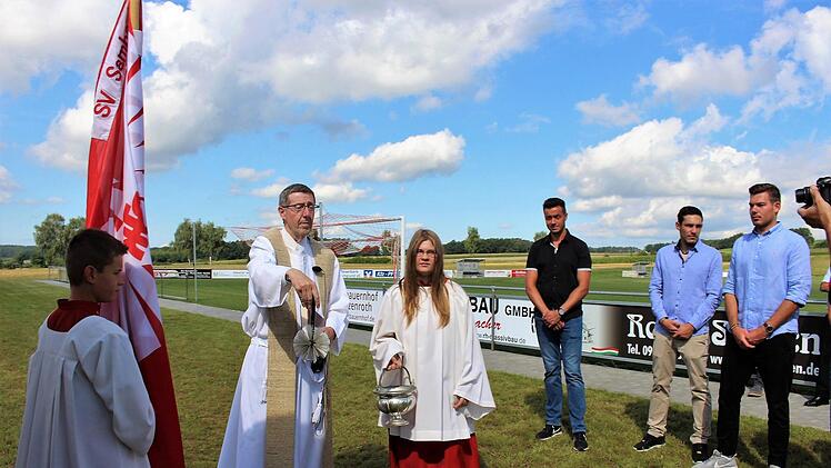 Pfarrer Wolfgang Schmidt bei der Segnung