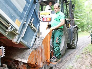 Mit schwerer Technik ist der Hainbergweg wieder neu geschottert worden.  Foto: Thomas Malz