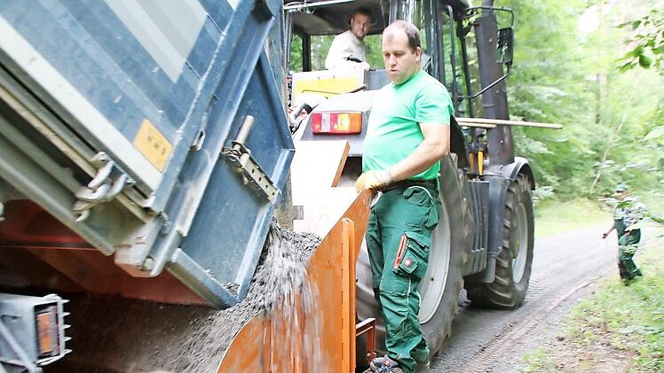 Mit schwerer Technik ist der Hainbergweg wieder neu geschottert worden.  Foto: Thomas Malz