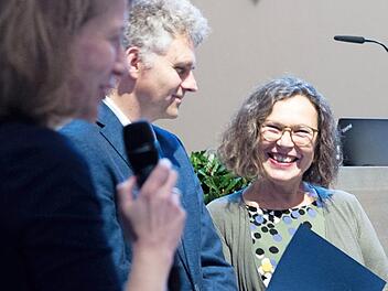 Dr. Margit Fuchs (Mitte) bekommt den Melchior-Otto-Voit-von-Salzburg-Preis für ihre herausragende Dissertation. Foto: Saskia Cramm/Universität Bamberg