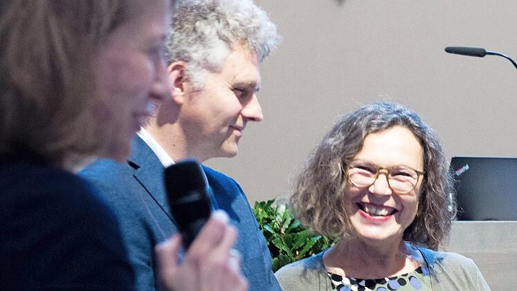 Dr. Margit Fuchs (Mitte) bekommt den Melchior-Otto-Voit-von-Salzburg-Preis für ihre herausragende Dissertation. Foto: Saskia Cramm/Universität Bamberg