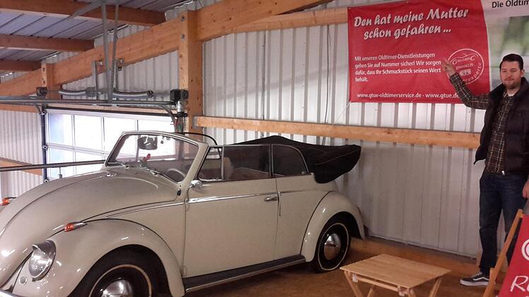 Mit einem Käfer fing die Sammelleidenschaft von Senior Matthias Jestädt an. "Den hat meine Mutter schon gefahren", sagt Junior Marius Jestädt (rechts) mit Blick auf das gut erhaltene Auto. Foto: Rolf Pralle