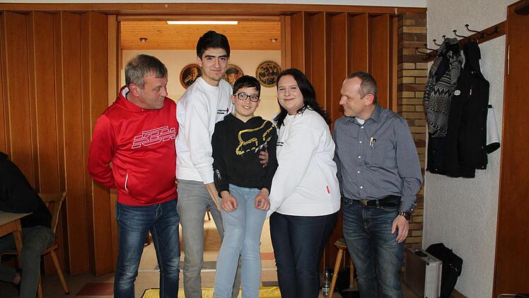 Laura Lech und Dominik Schneider vom Roten Kreuz zeigen dem  Vorsitzenden des AMC Sonnefeld Ralf Pratsch (links im Bild) und Rallyeleiter Manfred Lenkheit, wie man eine Person mit gebrochenem Bein am besten tr&auml;gt. Foto: Cindy D&ouml;tschel