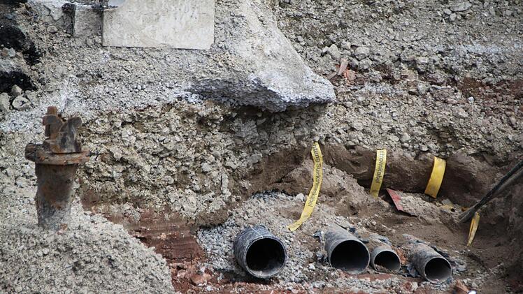 Leerrohre - für die Drainage, die Telekom und die Stadtwerke - liegen schon in der Erde. Foto: Ulrike Müller