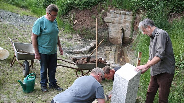 Eine Quelle an der Heiligenleite, unweit der beliebten Kapelle, wurde auf Initiative der Stiftung "1150 Jahre Dorfgemeinschaft Gemünda" gesucht und gestaltet. Bevor die Anlage mit dem Motto "Wasser ist Leben" am Sonntag ab 10 Uhr offiziell eingeweiht wird, setzten Hermann Gossenberger, Hendrik Dressel, Manfred Hofmann und Josef Starkl (von links) am Dienstag noch eine Granitstele auf ein Betonfundament. Diese sollte dann noch ein Schild erhalten, auf dem der Zusammenhang zwischen der Quelle u...