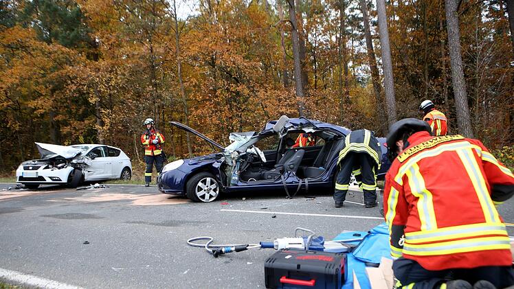 Ein heftiger Unfall hat sich am Montag bei der Minderleinsm&uuml;hle (Kreis Erlangen-H&ouml;chstadt) ereignet. Foto: NEWS5/Herse