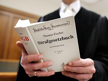 Turbulent geht es derzeit im Betrugs-Prozess um den Verkauf einer Reha-Klinik am Landgericht Würzburg zu. Die Anwälte des angeklagten Eigentümers der Schilling-Bank und seiner mitangeklagten Verdächtigen werfen dem Richter jetzt vor, befangen zu sein.  Symbolbild: Oliver Berg/dpa