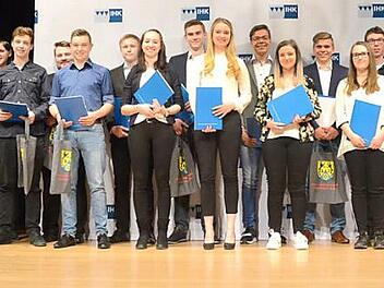 Die Prüfungsbesten des IHK Gremiums Kronach mit Gremiumsvorsitzenden und Vizepräsidenten der IHK für Oberfranken Bayreuth, Hans Rebhan (links) und Landratsstellvertreter Gerhard Wunder (rechts). Foto: K.-H. Hofmann