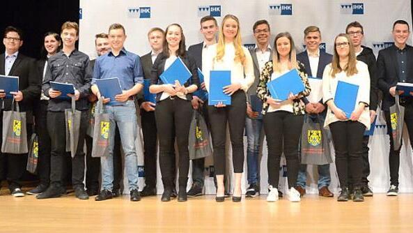 Die Prüfungsbesten des IHK Gremiums Kronach mit Gremiumsvorsitzenden und Vizepräsidenten der IHK für Oberfranken Bayreuth, Hans Rebhan (links) und Landratsstellvertreter Gerhard Wunder (rechts). Foto: K.-H. Hofmann