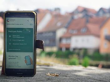 In Kronach gibt es nur noch vier Corona-Patienten. Lohnt es sich dennoch, die Corona Warn App zu installieren?Foto: Bastian S&uuml;nkel