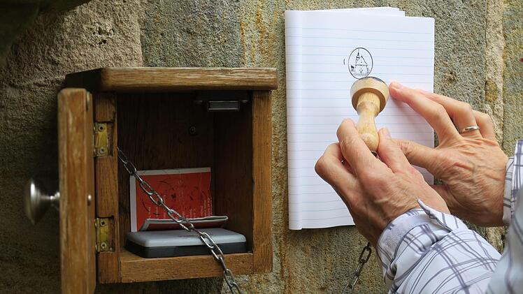 An der Hankirche in Prächtig wird der Pilgerstempel frei zugänglich in einer Box aufbewahrt.