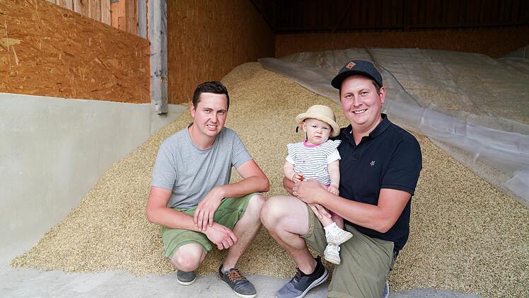 Zufrieden mit der Dinkelernte  sind die Brüder Michael und Christoph Jurkat mit  Lilly. Foto: Adriane Lochner