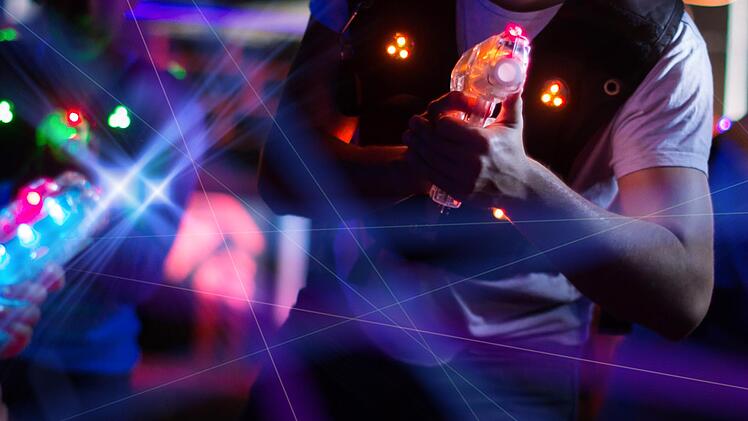 Sich in dunklen Gängen gegenseitig mit Laserpistolen beschießen: Das könnte in der alten Goebel-Fabrik bald möglich sein.