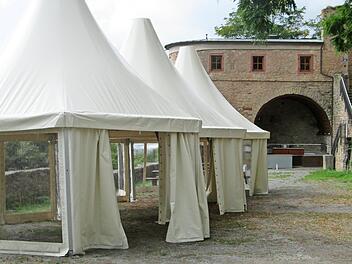 Die neuen Pagodenzelte im äußeren Hof der Trimburg sind der jüngste Blickfang. Sie erlauben Bewirtung und Zeltveranstaltungen bei jedem Wetter.
