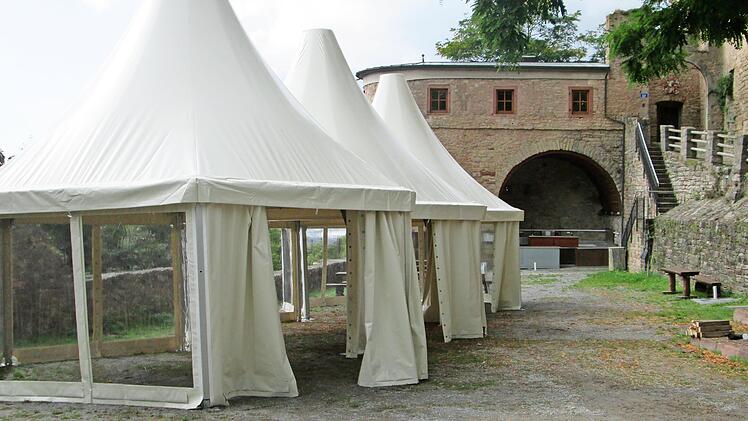 Die neuen Pagodenzelte im äußeren Hof der Trimburg sind der jüngste Blickfang. Sie erlauben Bewirtung und Zeltveranstaltungen bei jedem Wetter.