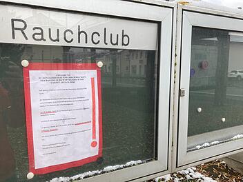 Das Foto zeigt den Vereinskasten des Rauchclubs am Garitzer Seeplatz mit der Einladung zur außerordentlichen Mitgliederversammlung. Bleibt er demnächst leer wie der Kasten daneben? Foto: Klaus Werner
